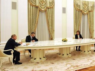 Megvan, mit üzenhetett Putyin a gigantikus asztallal