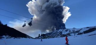 12 km magasra lövellte hamufelhőjét az Etna