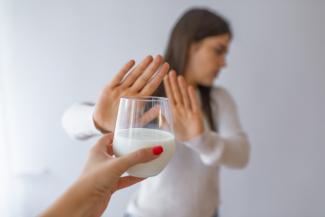 A tejintolerancia 7 gyakori tünete a puffadástól a hangulatzavarig: más, mint a laktózérzékenység