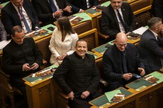 Putyin háborús propagandáját viszi magával a parlamentbe a Mi Hazánk