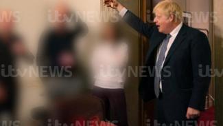 Újabb képek jelentek meg a saját Covid-szabályozásait megszegő Boris Johnsonról
