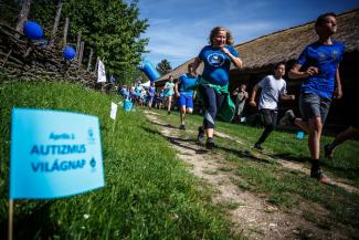 Galéria – Kékruhás futók lepték el a szombathelyi Csónakázó-tó környékét