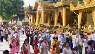 Szerzeteseknek osztott rizst és pénzt Buddha születésnapján a mianmari junta