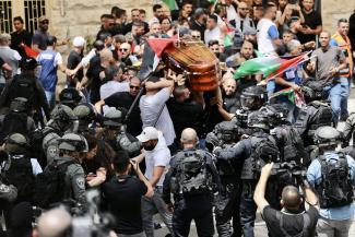 Izrael vizsgálatot indít a rendőrök ügyében, akik lerohanták a meggyilkolt palesztin újságíró temetési menetét