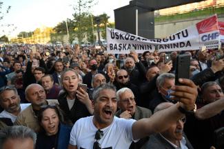 Ezrek tiltakoznak a török ellenzéki politikus elleni ítélet ellen