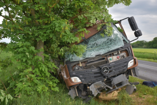 Fotók – Cserbenhagyásos balesetet szenvedett egy teherszállító Meggyeskovácsi közelében, két fát is kitört