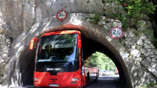 Alagútba szorult egy turistákat szállító busz Lillafürednél
