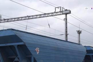 Vonattetőre mászott három fiatal, súlyos égési sérüléseket szenvedtek az áramütéstől