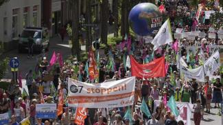 A klímaváltozás ellen tett lépések hiányát kérték számon a G7-csúcs résztvevőin a tüntetők