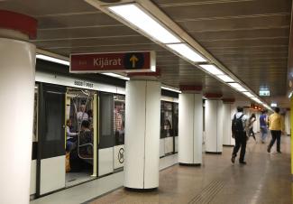 Egy férfi öngyilkos akart lenni a metróalagútban, nem jár a 2-es metró a Deák tér és az Örs vezér tere között