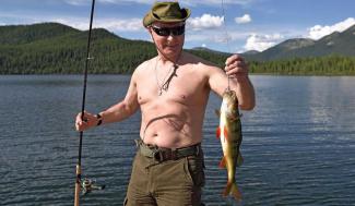 HÉTVÉGÉRE: Miközben ukránok százai halnak meg, cárokat megszégyenítő luxusdácsában piheni ki fáradalmait Putyin