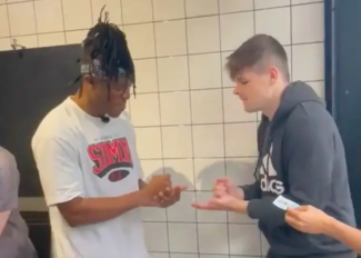 8,3 milliónyi diákhitelt fizetett ki rajongójának egy rapper, miután vesztett kő-papír-ollóban