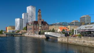 Szexet imitáló kukákkal próbálják eltüntetni az utcai szemetet Malmöben