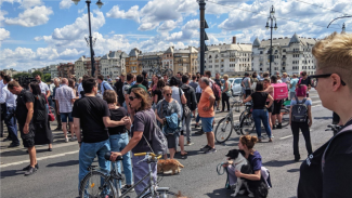 Hiába a hídfoglalás, megszavazta a parlament az új katatörvényt 