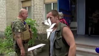 A rendőr, aki mindent kockára tesz, hogy segítsen a falusiaknak Ukrajnában