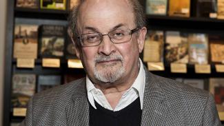 Gyilkossági kísérlettel vádolják Salman Rushdie támadóját