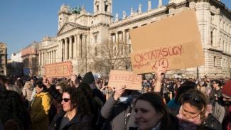 Tiltakozás az utcán, obstrukció a Parlamentben