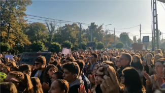 A Karinthy gimnázium tanára: Megdöbbentő volt, mekkora tömeg gyűlt össze 