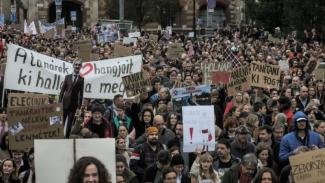 „Nem félünk, nem hátrálunk és nekünk van igazunk” - szolidaritási tüntetés a tanárok mellett