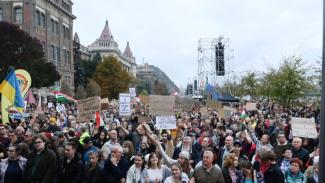 Elemzők: Valamit engedni fog a kormány, hogy megfékezze a diákok megmozdulásait