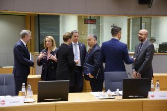 
Orbán szerint a brüsszeli bürokraták döntenek a szankciókról, de valójában a magyar kormány is rendre megszavazza azokat