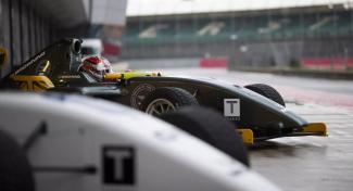 Száguldozás miatt bukta a jogsiját a belga Formula 2-es pilóta