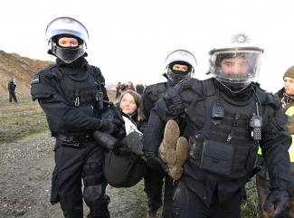 Az első felét levágták a videónak, ami alapján sokan megrendezettnek hiszik Greta Thunberg előállítását