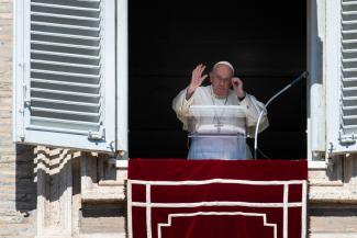 Ferenc pápa: Homoszexuálisnak lenni nem bűncselekmény