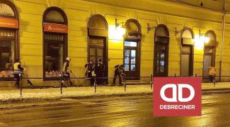 Elsők között a Régi Városháza mellett takarították el a havat Debrecenben