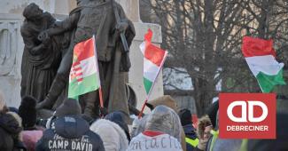 „Figyelj oda, hol őseid éltek s haltak!” – Turanisták is tüntettek Debrecenben a kínai akkumulátorgyár ellen