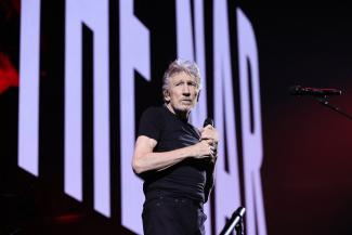 Putyin-mosdatással, antiszemitizmussal és tátogással vádolja Roger Waterst a Pink Floyd szövegírója