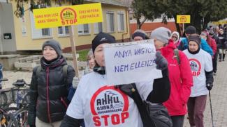 Gyermekeikért és unokáikért küzdenek az akkumulátorgyár ellen tiltakozó mikepércsi anyák