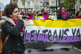 
Kamaszok nemváltó műtétjeit látja az új spanyol transztörvényben a Fidesz-közeli intézet, pedig annak semmi köze a szikéhez