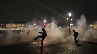 Több száz embert őrizetbe vettek a tüntetéseken Párizsban