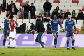 Csúnyán kikapott a csapata, ezért orrba verte az ellenfél középpályását a pályára befutó török szurkoló