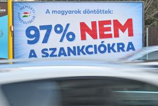 Mennyi közpénzből hirdeti a kormány azt a csúsztatást, hogy a magyarok 97 százaléka mondott nemet a szankciókra?