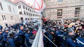 Elengedték a volt főnyomozót, akit hivatalos személy elleni erőszak miatt vittek be a rendőrök a szerda esti tüntetésről