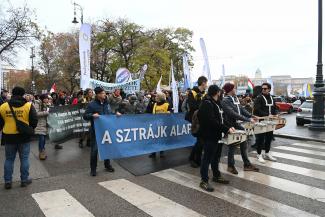 Tényleg olyan drasztikusan csökken a tanári szakszervezetek létszáma, mint ahogy a kormány állítja?