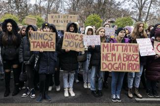 Most akkor ki akadályozza, hogy 800 ezres fizetése legyen a tanároknak?