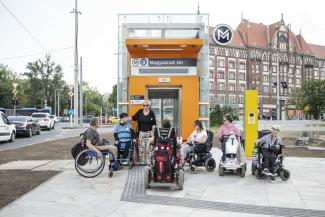 Kerekesszékes utasok mutatják meg, hol sántít a főpolgármesteri szólam a 3-as metró teljes akadálymentesítéséről