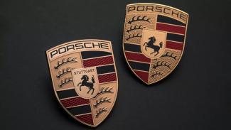 Alig észrevehetően, de megújult a Porsche emblémája