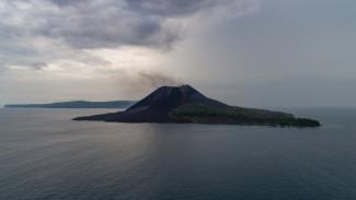 Kitörések sorozatával riogat Anak Krakatau