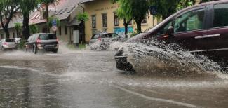 Vízen siklanak az autók Vácon