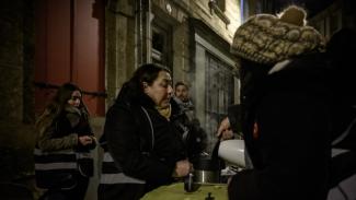 A szegénységnek női arca van, avagy az EU ragtapasszal gyógyítja a lábtörést