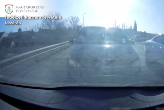 Nem engedték be a sávba, szándékosan nekiment az előtte haladónak egy férfi Győrben