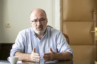 Pikó András bemutatta a Kocsis Máté idejéből származó 96 milliós tanácsadói szerződést, amelyet a NAV is vizsgál