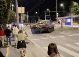 Egy tank gurult éjjel a Hungária körúton a Hős utcánál