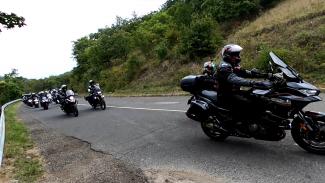 Több ezer motoros vonult a visegrádi Panoráma úton a közlekedési korlátozás ellen demonstrálva