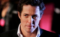 Hugh Grant 63 évesen is őrjítően sármos: az imádott brit színész még mindig olyan szívdöglesztő, mint fiatalon