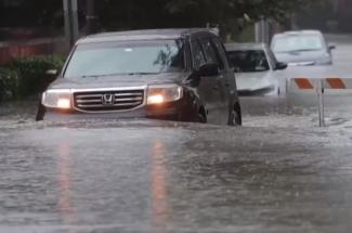 Videón, ahogy elönti az esővíz New York utcáit